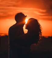 Foto ilustrativa de um casal em um pôr do sol | Psicóloga em Santos – Joyce Mello