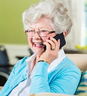 Foto ilustrativa de uma idosa conversando ao telefone | Psicóloga em Santos – Joyce Mello