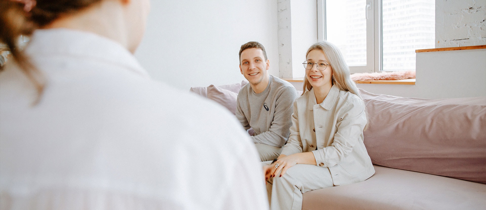 Foto ilustrativa de um casal na terapia